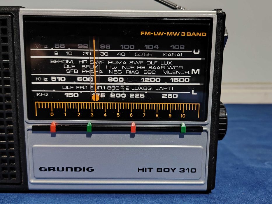 GRUNDIG HIT BOY 310 radio  3 benzi de unde, radio portabil.