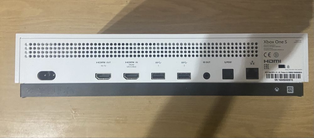 Xbox one s 1TB с два джойстика