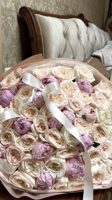 CELINE букет из белых роз и пионов