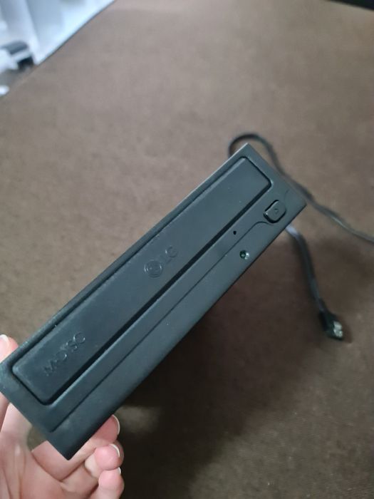 DVD Writer LG GH24NSD1 + CD-uri cadou