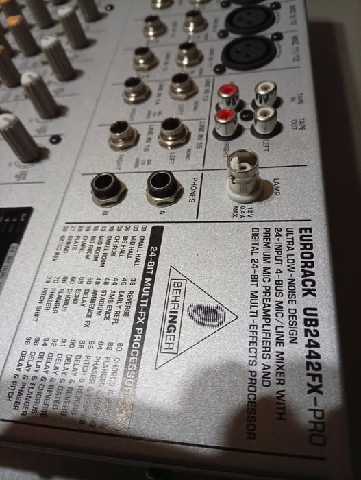 Vind mixer Behringe UB 2442FX