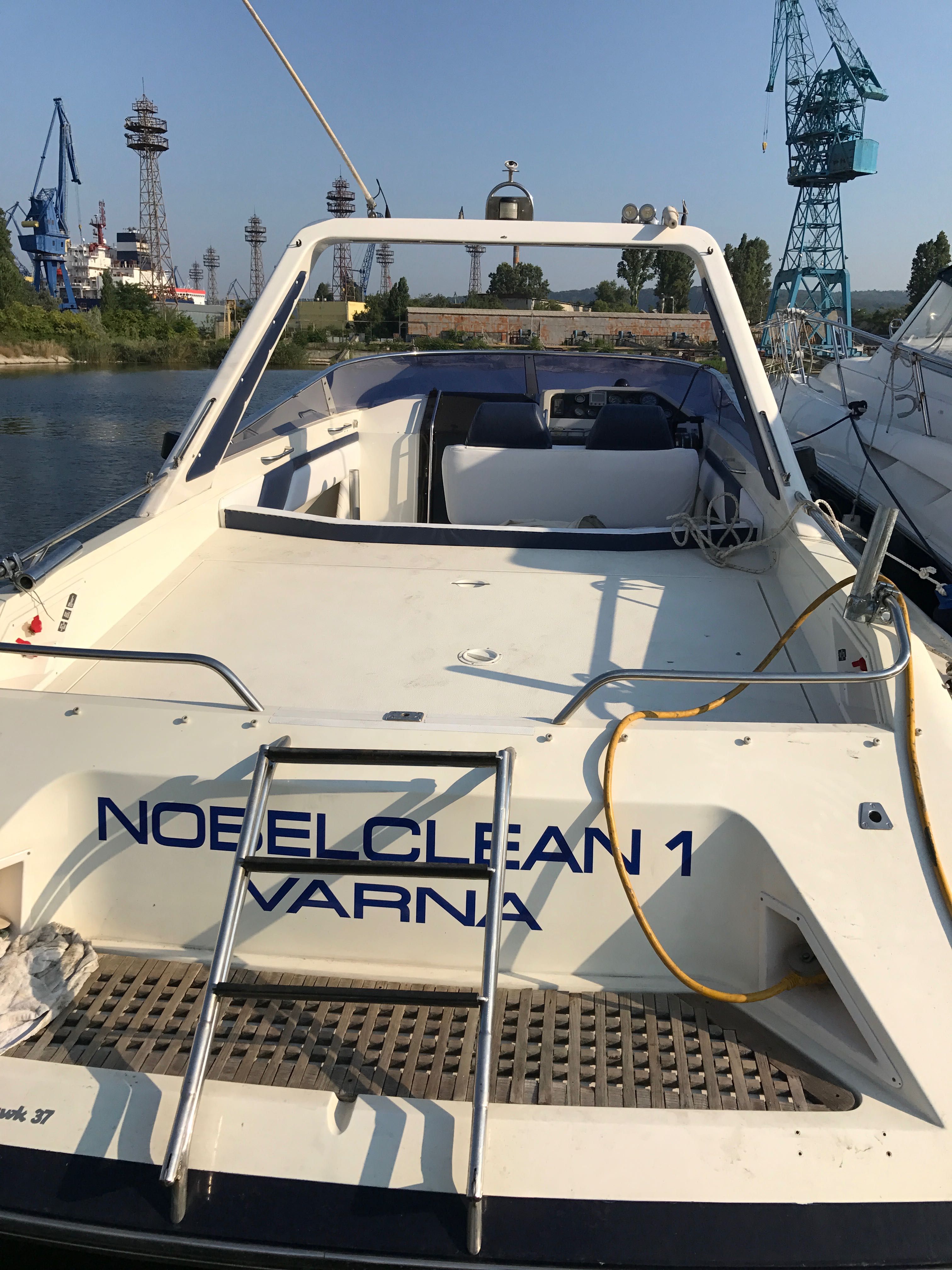 Моторна лодка Sunseeker 37