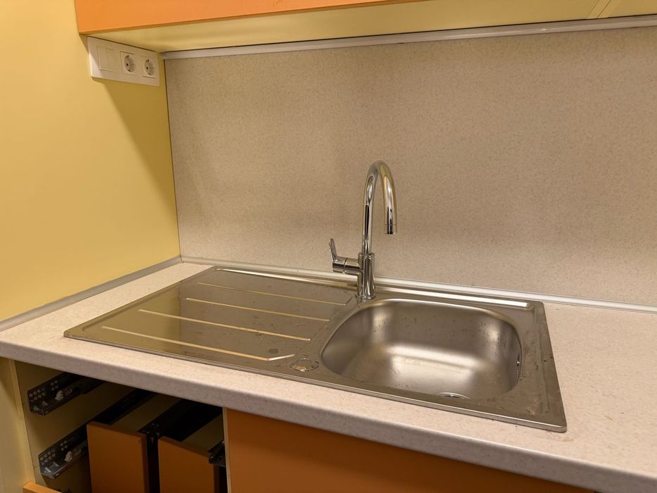 кухня неползвана с неизползвани кухненски уреди