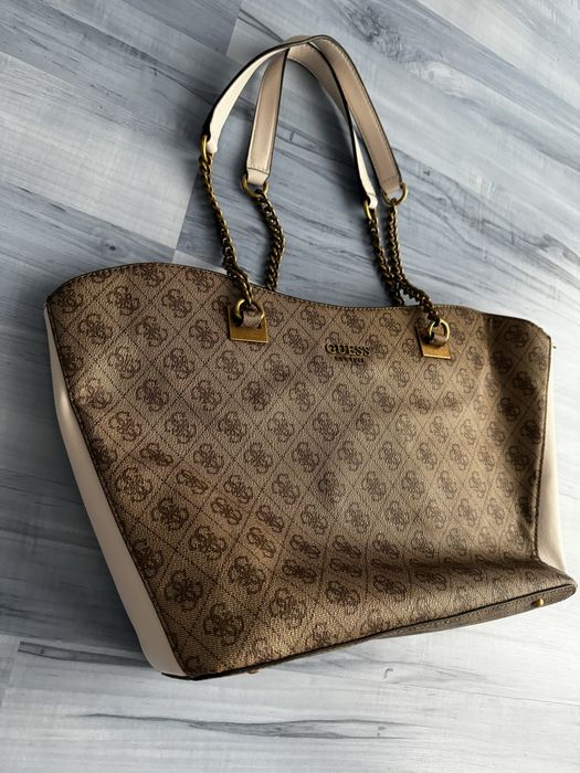 Geanta mare de umar  Guess impecabila