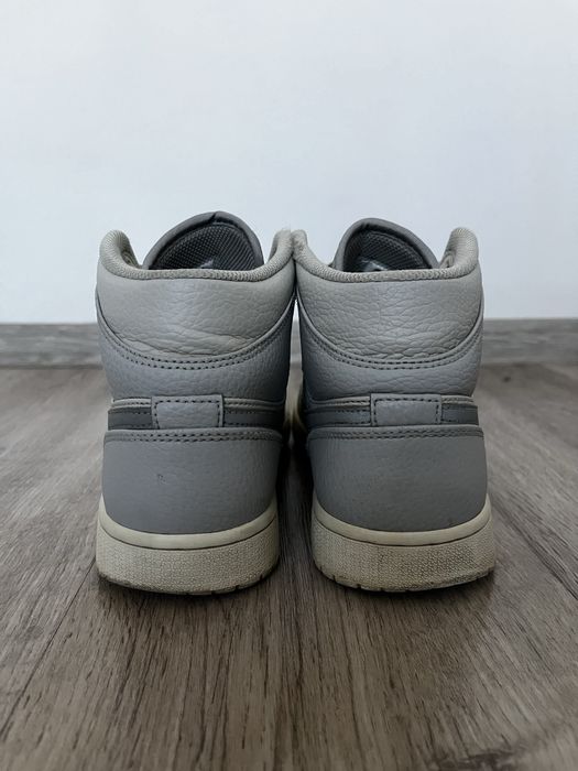 Air Jordan Retro 1 Mid Light Bone Grey