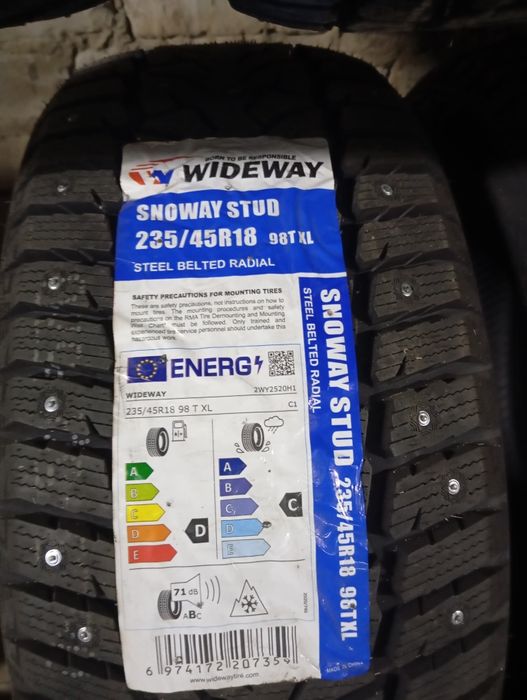 Зимние шины, шипованные, новые 235/45R18