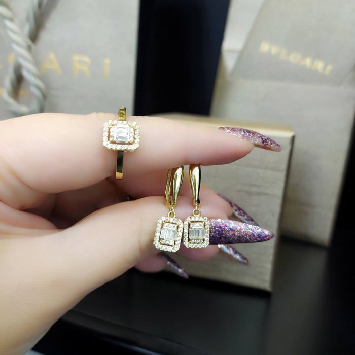 Золотой шикарный комплект. Золото 585 Есть доставка.