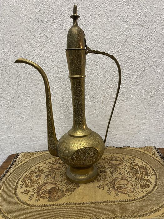 Стара арабска кана за кафе от гравиран месинг ибрик