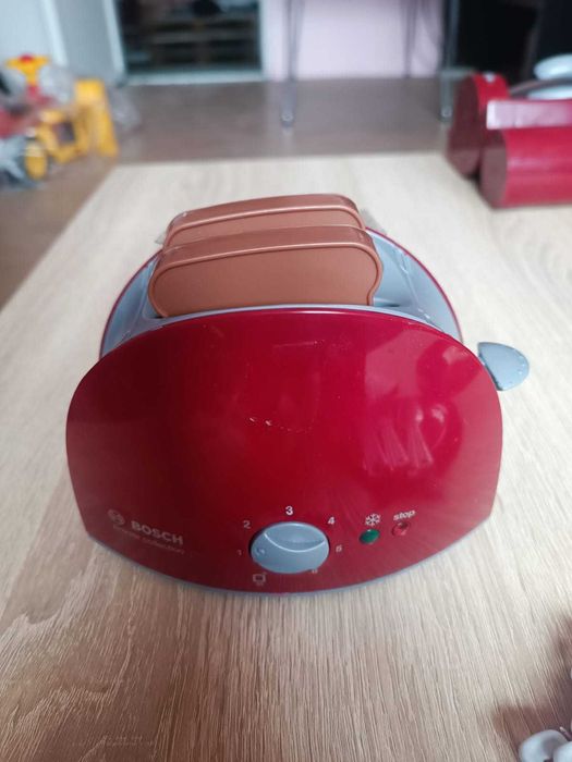 Set pentru micul dejun Theo Klein Bosch cu accesorii, roșu, ca nou.