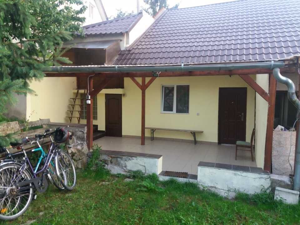 Dau in chirie locuinta cu 3 camere  central cu terasa si curte mare
