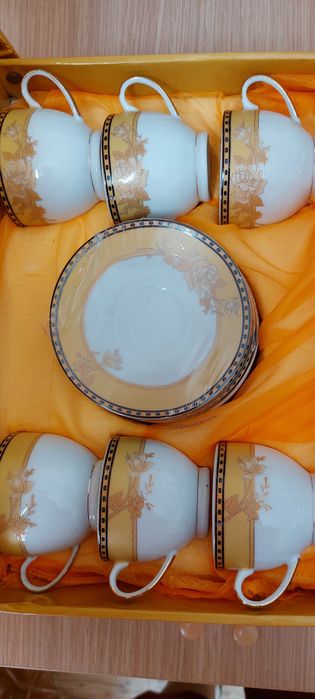 Сервиз за кафе нов златен. Цена 20 лв.