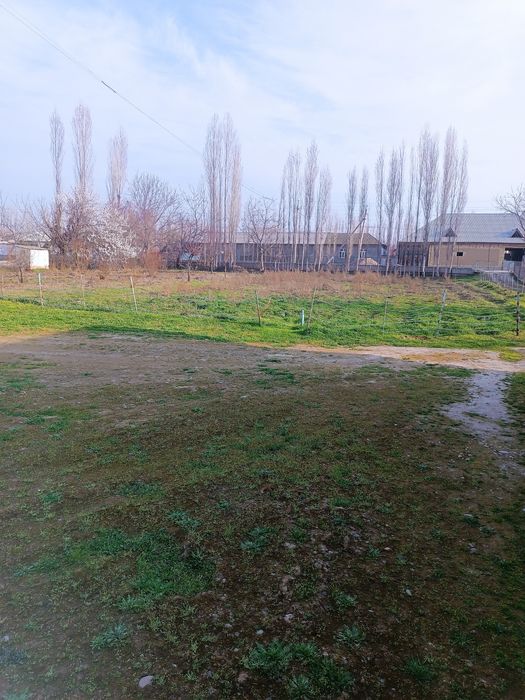 Quruq yer sotiladi 8sotik 4/4 bolip xam sotiladi
