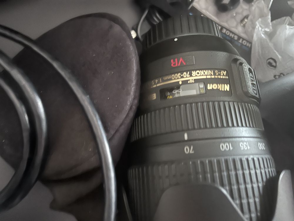 Продавам DSLR фотоапарат Nikon D300 с пълен комплект аксесоари