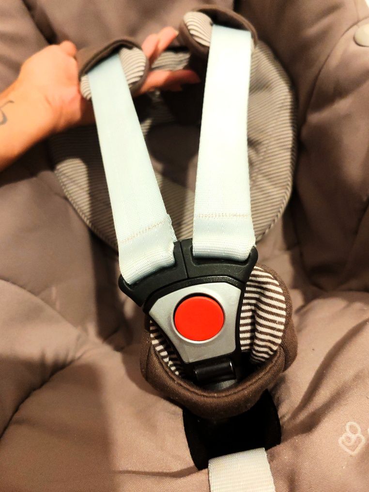 Scaun de mașină tip scoică, marca Maxi Cosi cu Isofix Family Fix