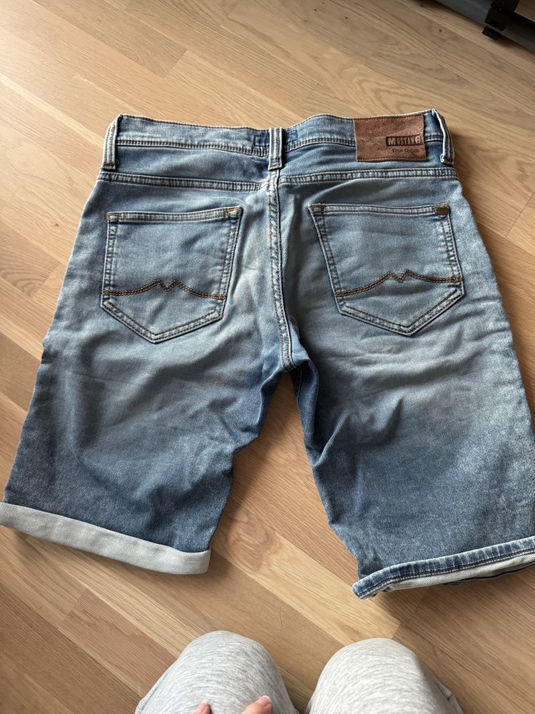 Blugi Pull and Bear, Mustang si Colins