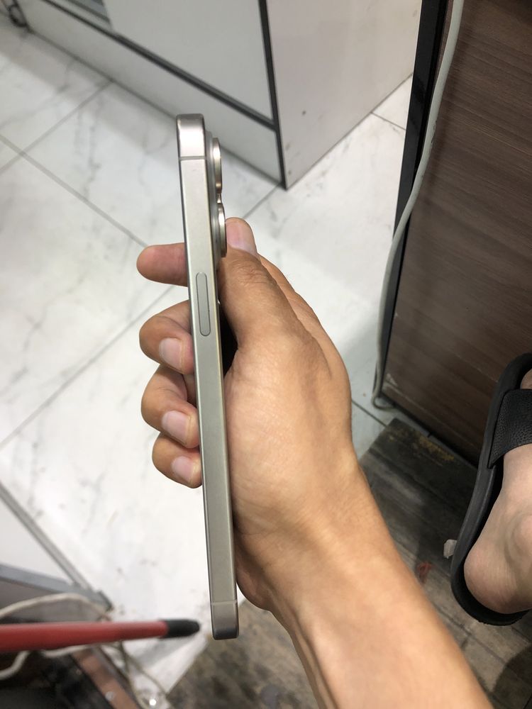 15pro. Max. 256gb.  Natural titan