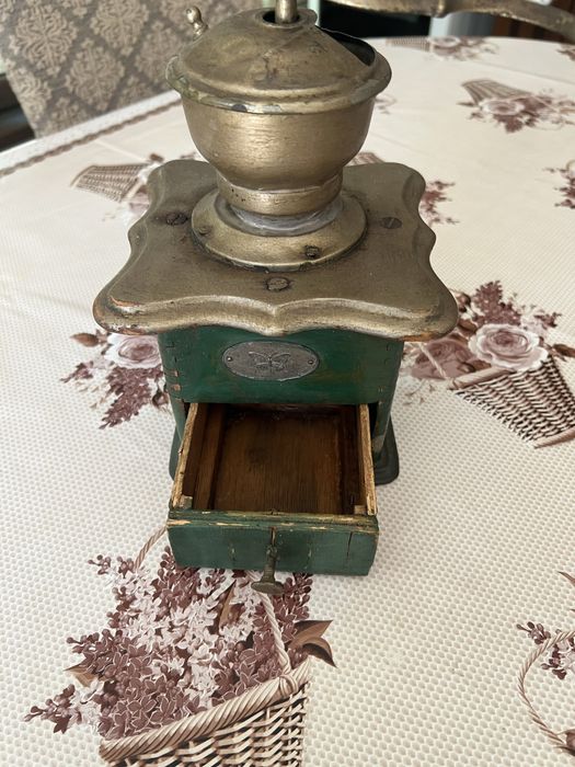 Кофемолка ручной работы  старинная