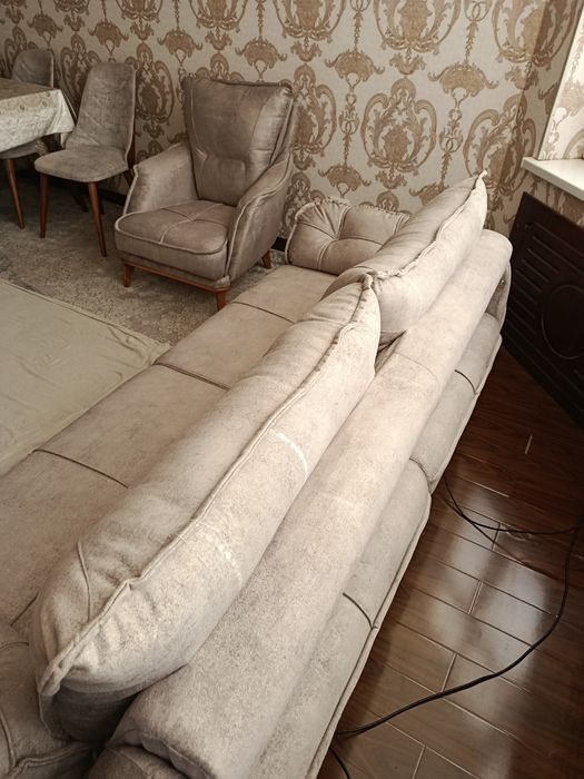 Срочно продается диван с двумя креслами совсем новая