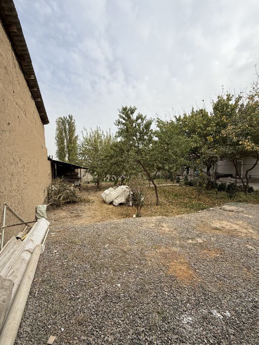 Nazarbek tarnovda 7.7 sotixli uy sotiladi