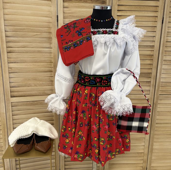 Costum traditional/popular pentru femei de Maramures autentic, complet