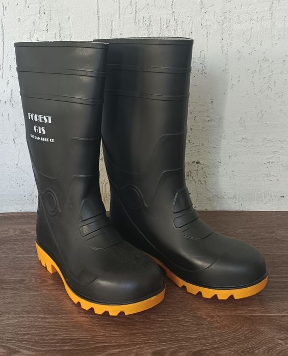 Продам новые мужские сапоги