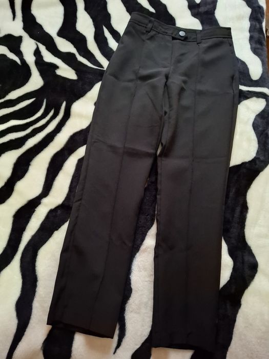 Rochii și pantalonii de vânzare