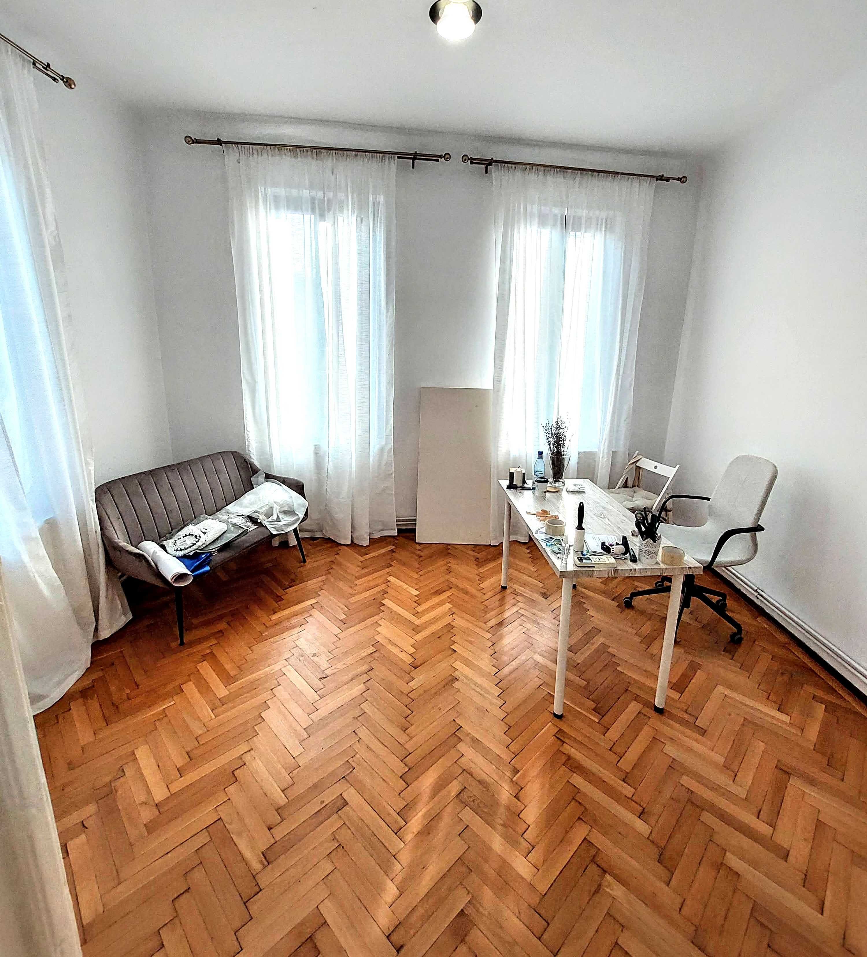 Ap in vila pretabil cabinet/birou/firma Cantemir-Budapesta, Proprietar