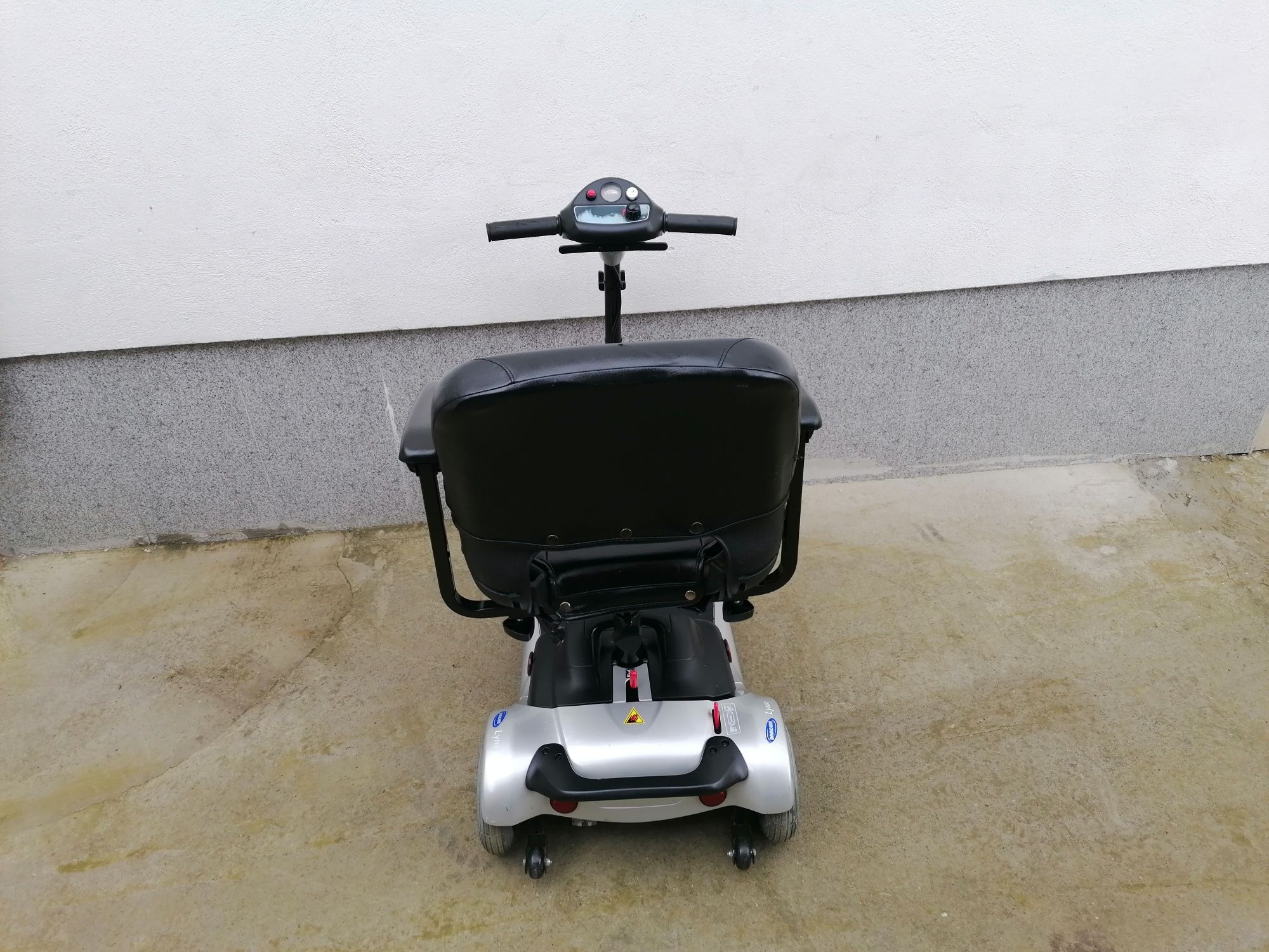 Cărucior scuter electric pentru persoane cu dizabilități