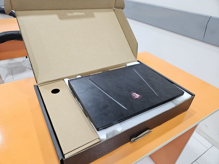 MSI gaming i7 8/512
RAM 8GB 
SSD 512gGB
GTX 4GB

Holati yaxshi