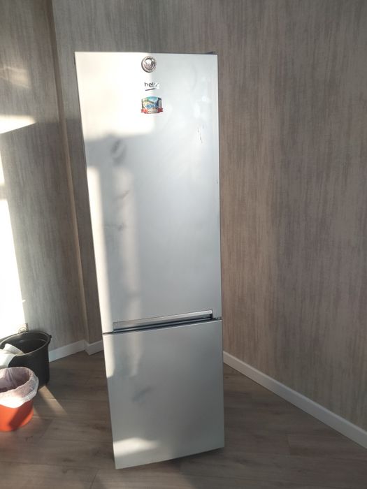 Холодильник двухкамерный Beko.
