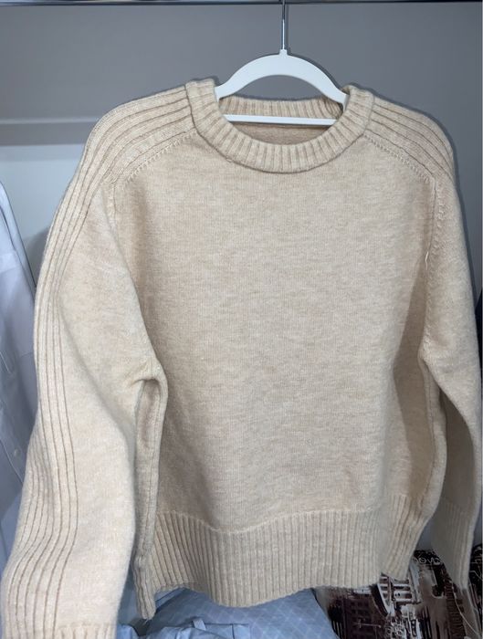 Теплый свитер в бежевом цвете