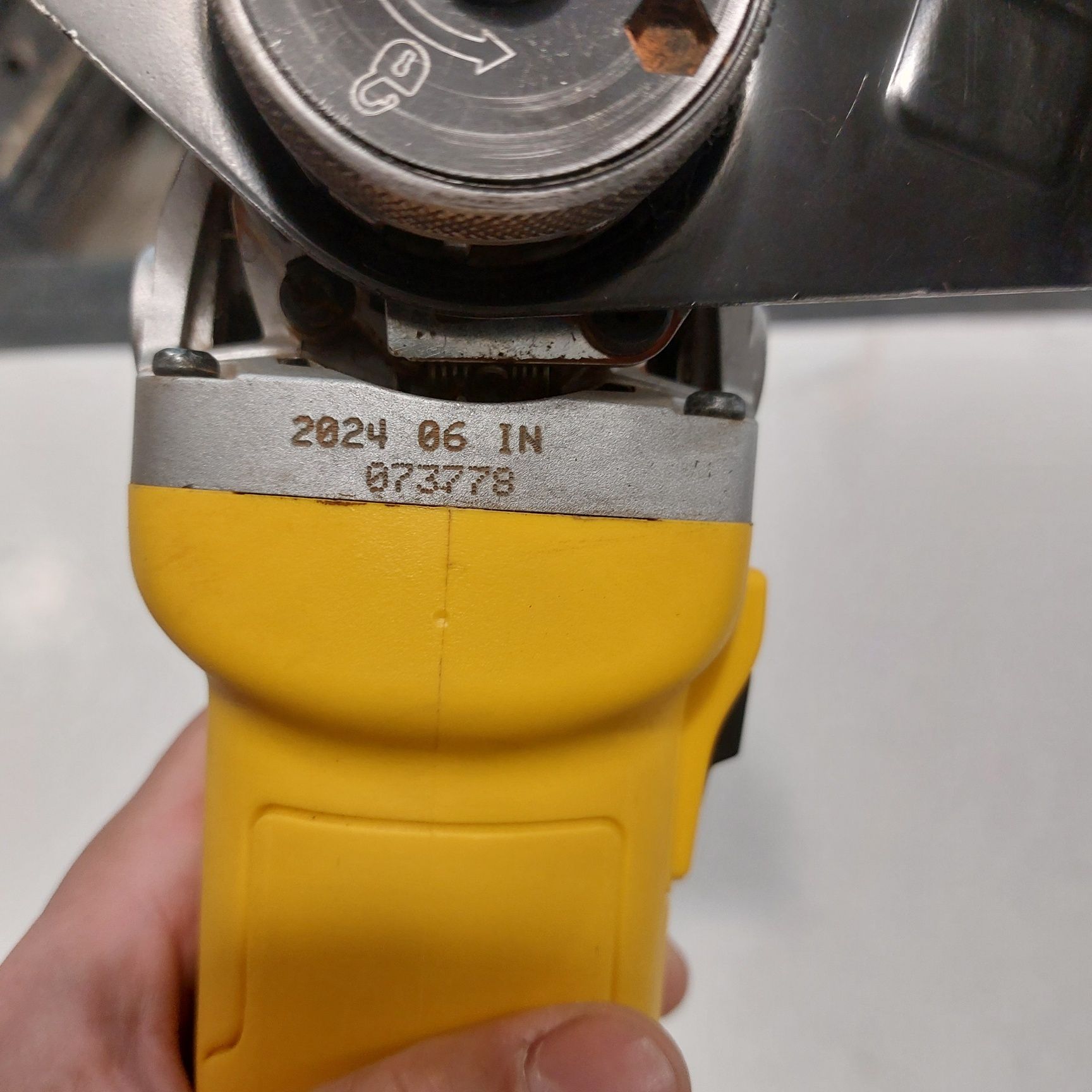 Електрически ъглошлайф Девалт с обороти Dewalt DWE4257