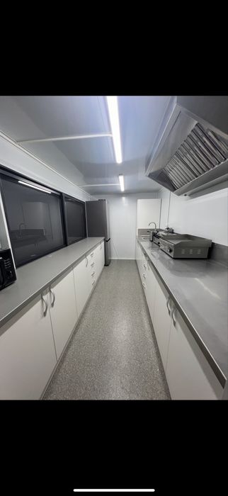 Rulotă fast-food complet echipată – gata de business!