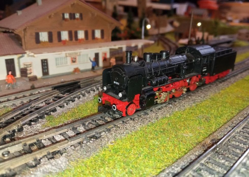 Arnold BR 38 scara N, 9mm
Locomotiva este dotată cu decodor digital
Lu