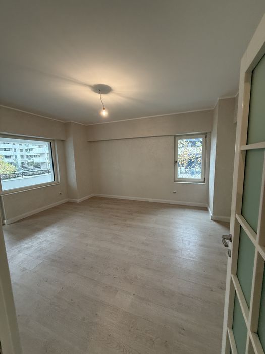 Apartament 1 cameră nemobilat – ideal pentru birou / spațiu de lucru