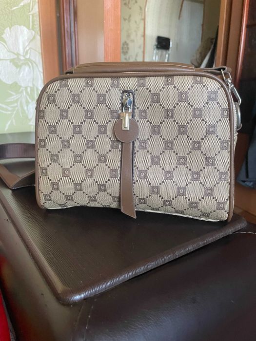 Продаю женскую сумочку, универсальную, объемную и современную