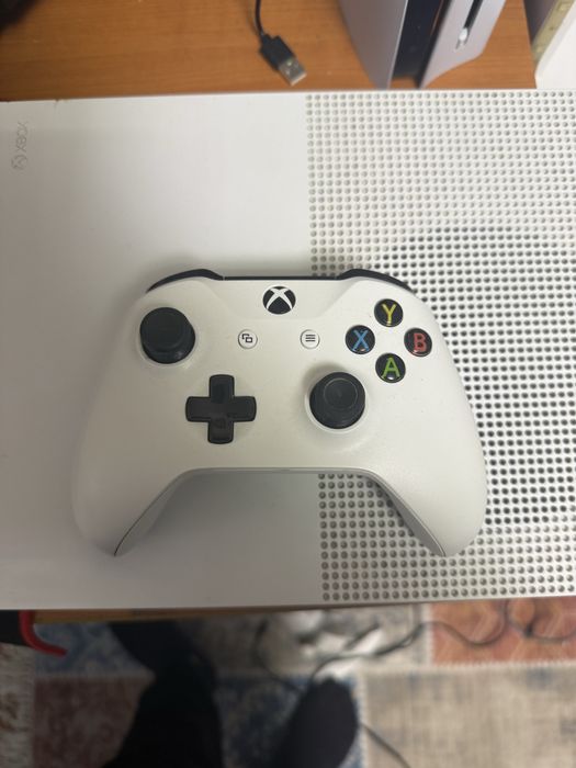 Xbox one s + 1 controler