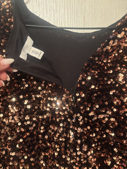 Ефектна златиста рокля с пайети и дълъг ръкав