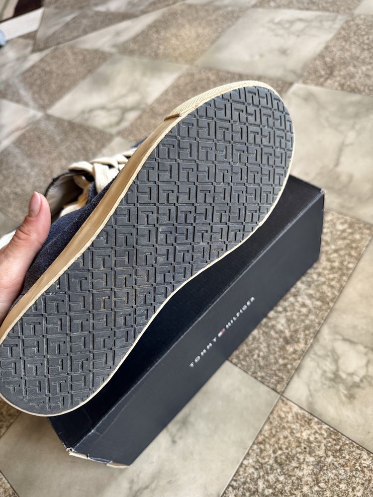 Tommy Hilfiger sneakers велурени кецове/маратонки 39 номер