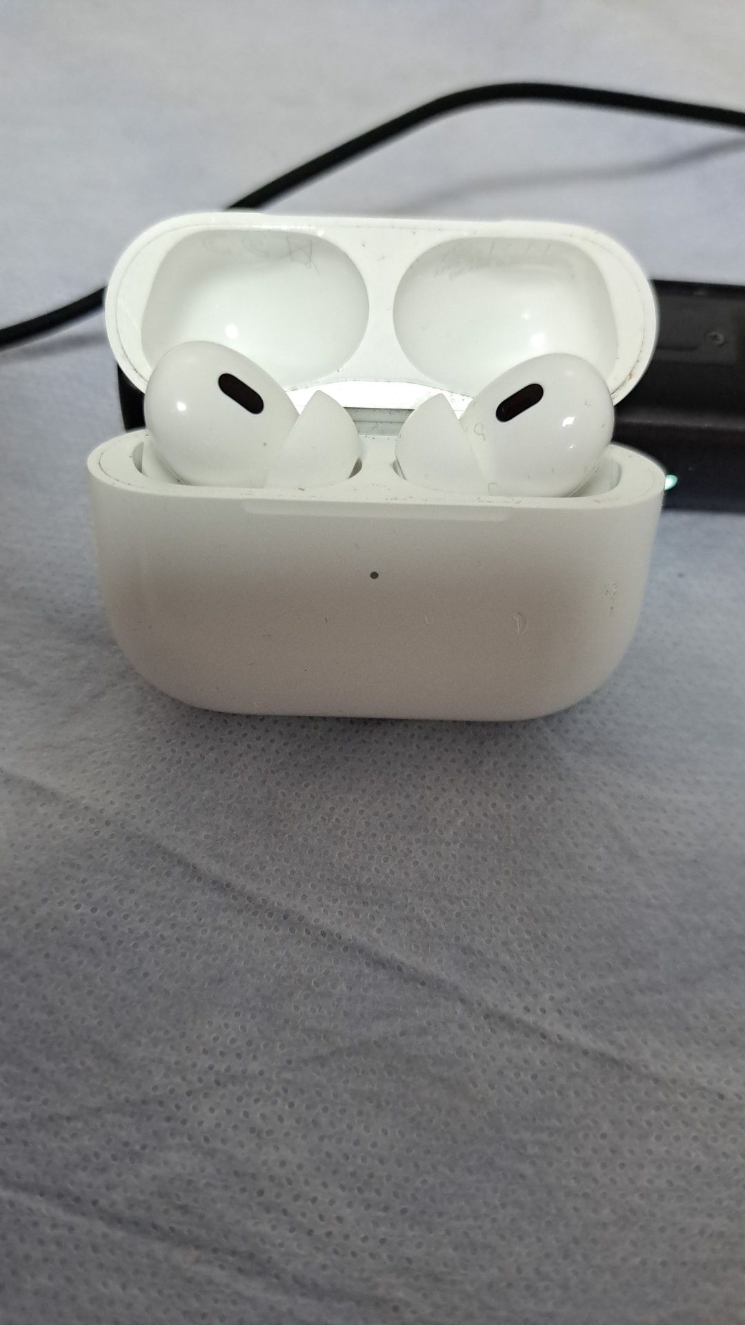 AirPods Pro (gen.2) cu carcasa de încarcare MagSafe