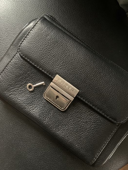 Чёрная кожаная сумка KARYA