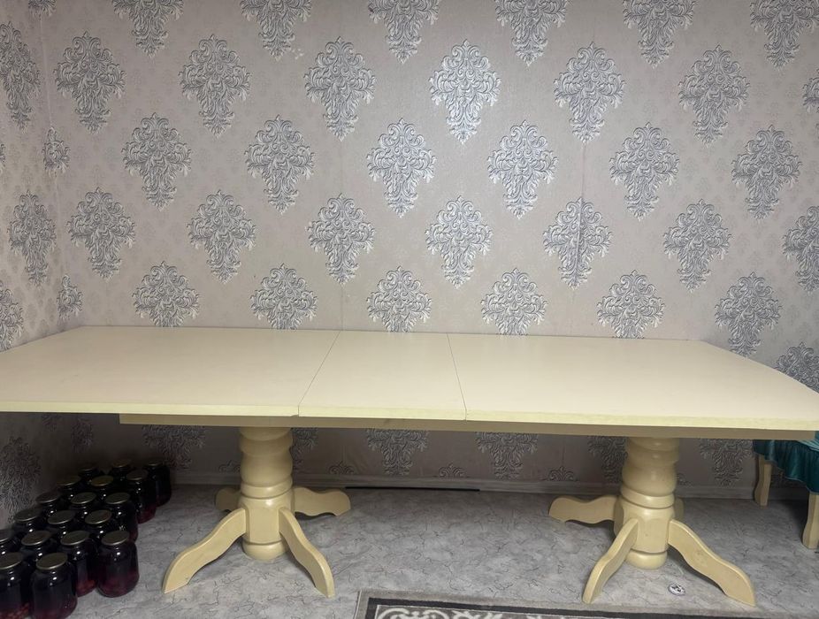 Стол гостинной состояние отличное