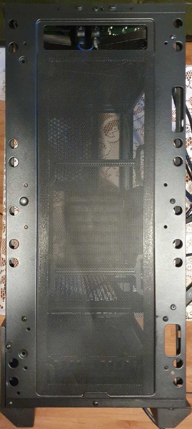 Продавам mid-tower case (кутия) FSP CMT260