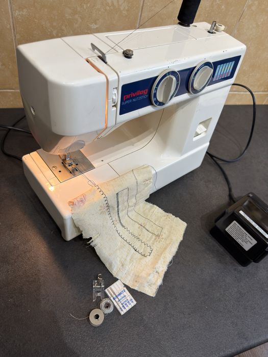 Masina de cusut festonat butoniere Privileg Germania