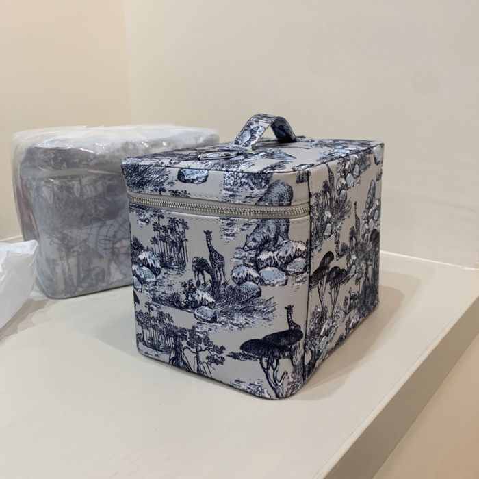 Травъл куфар Dior колекция Around the World нов запечатан със стикер