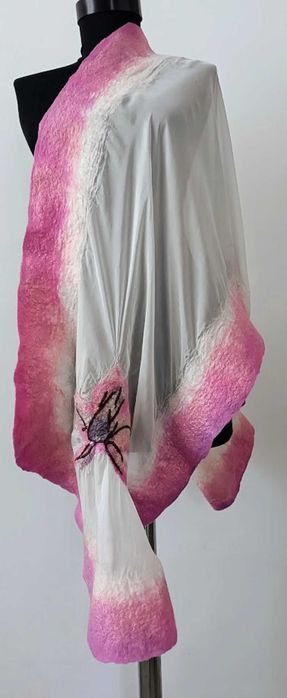 Филцов , ръчно изработен шал чрез мокро плъстене