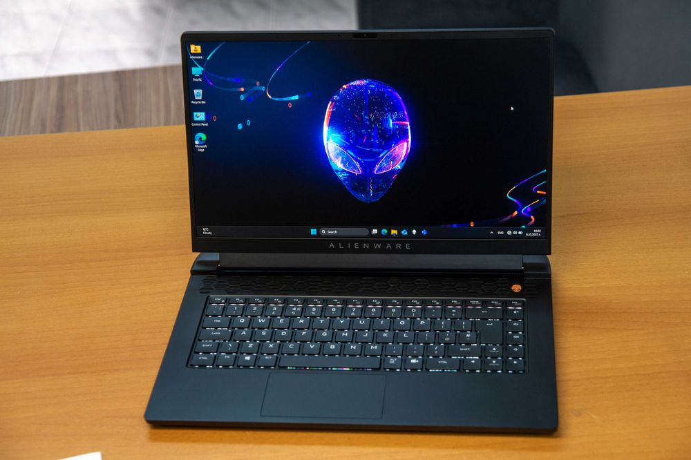 DELL Alienware m15 R5 / R7 5800H / 16GB / 1TB / RTX 3060 / FHD 165Hz