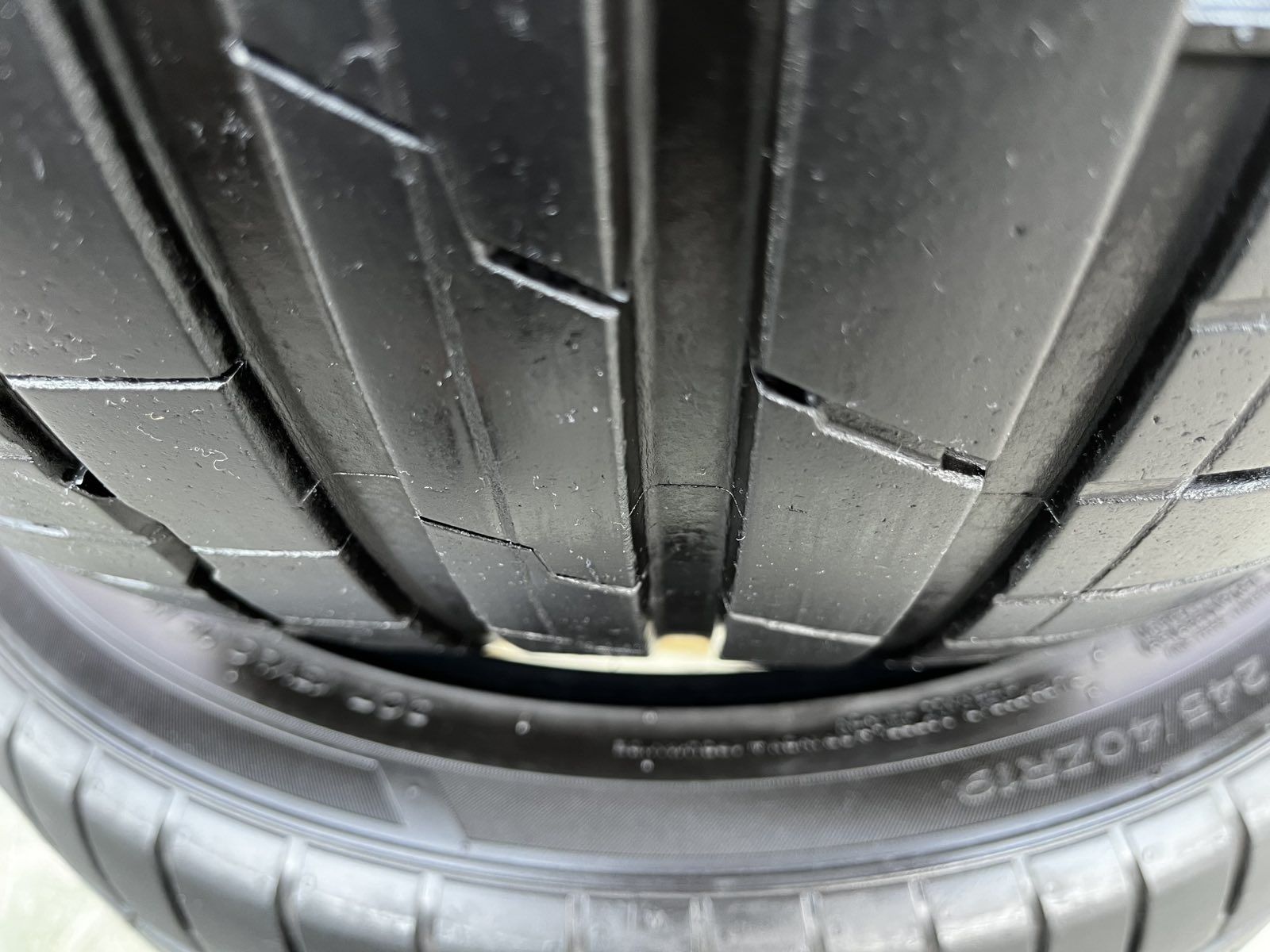Гуми Hankook 245 40 19 2 броя