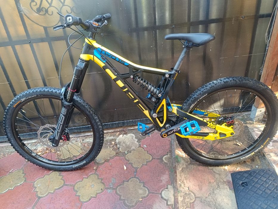 Bicicleta Cube 2  downhill custom cu piese profesional