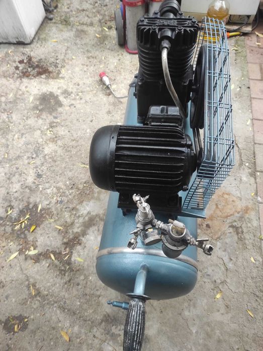 Compresor nemtesc de 100 l la 380 v ca nou